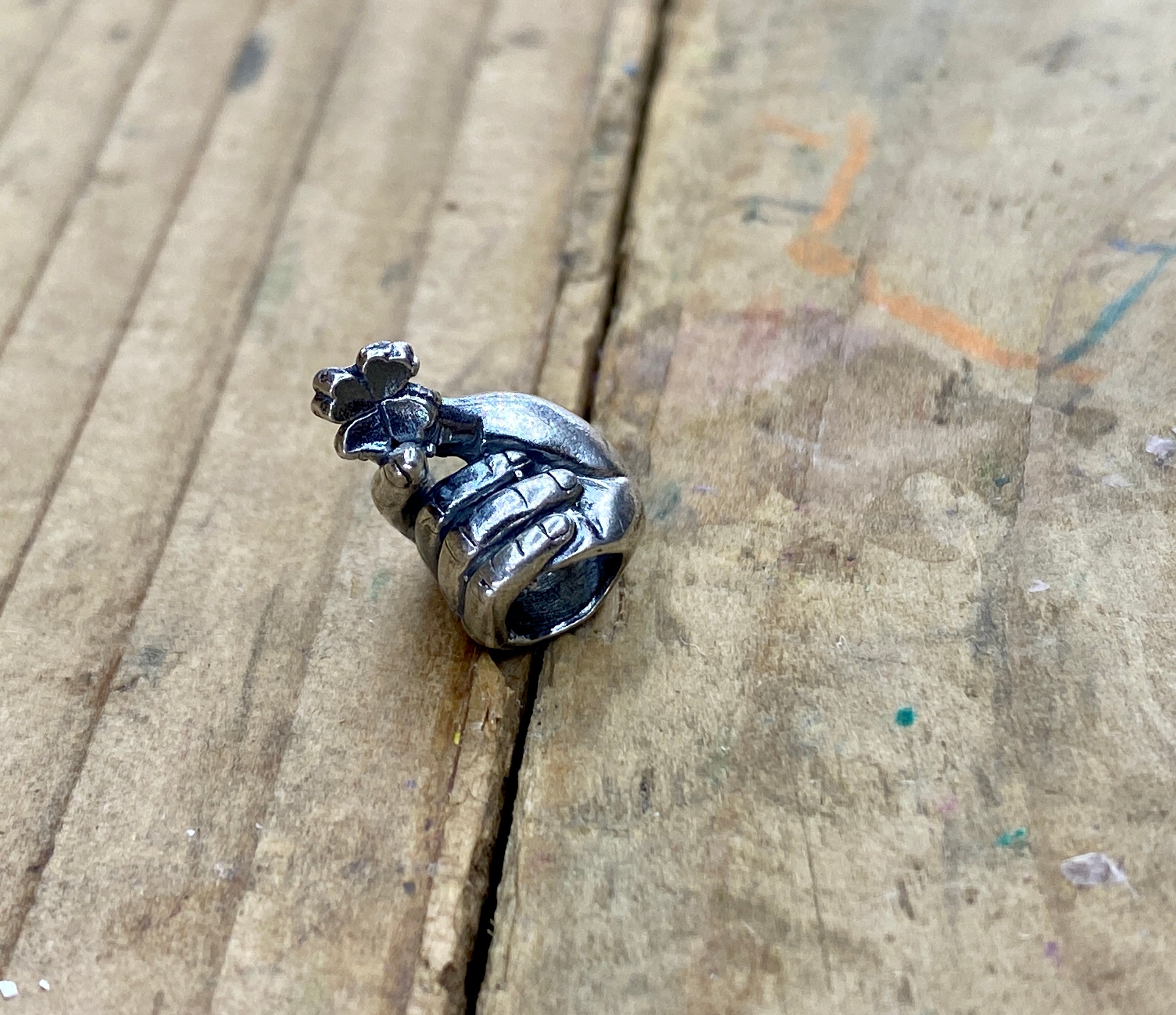 Lucky Hands 2203031538